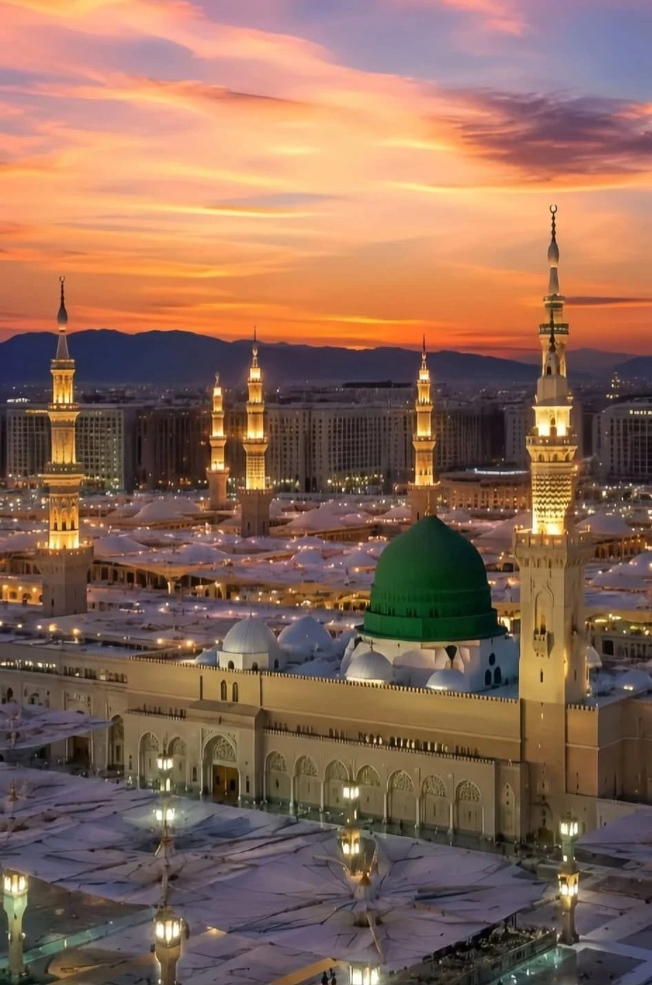 Masjid an-Nabawi et le dôme vert au coucher du soleil